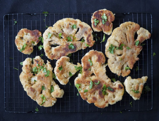 Chips de coliflor con cúrcuma