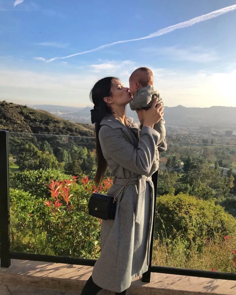 Eva de Dominici con su bebé