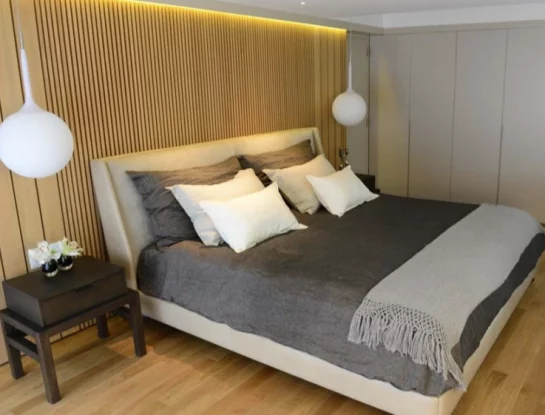 Inspirate con la decoración cálida y elegante de este dormitorio en suite con vestidor