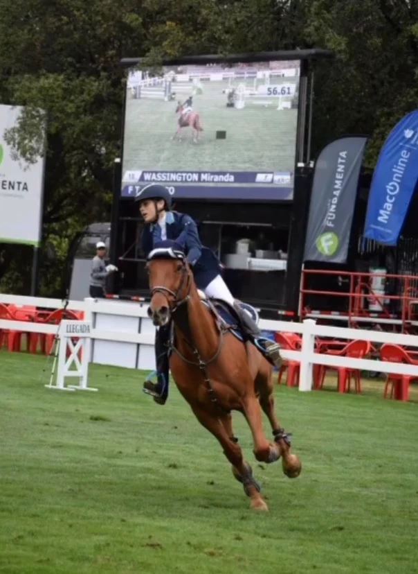 Miranda Wassington, la hija de Eleonora Wexler practica equitación
