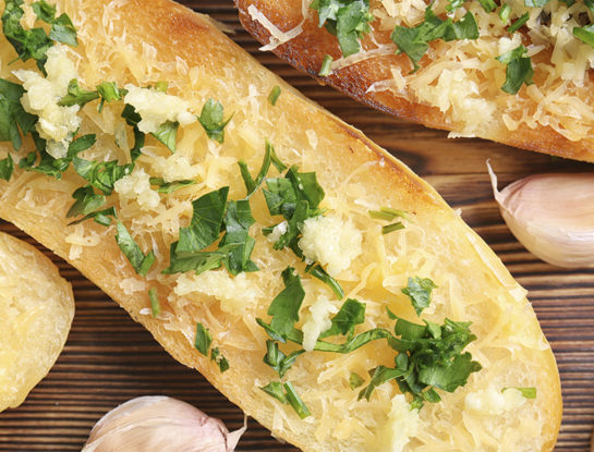 ¡Irresistible! Pan con ajo y queso gratinado para tentarse a toda hora