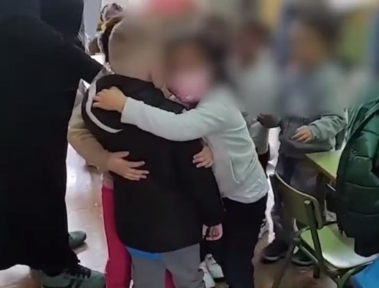 ¡Emoción total! Así unos niños españoles recibieron a puro abrazo a un nuevo compañerito refugiado de Ucrania