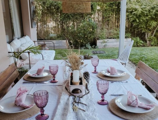 Una mesa simple y romántica, ideal para celebrar Pascuas en familia o con amigos