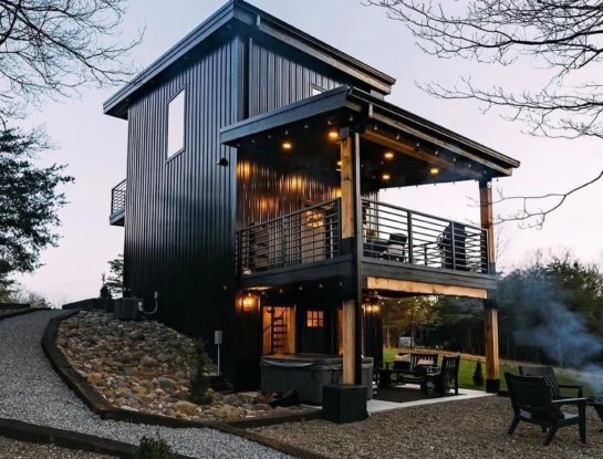 Una elegante casa container de dos pisos con un diseño interior que marca tendencia