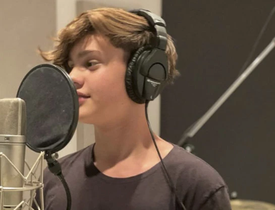 Bautista Vicuña compartió fotos en un estudio de grabación: como la China Suárez, prueba suerte como cantante