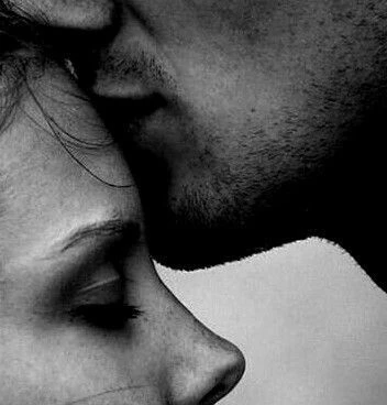 Día Internacional del beso pareja besándose