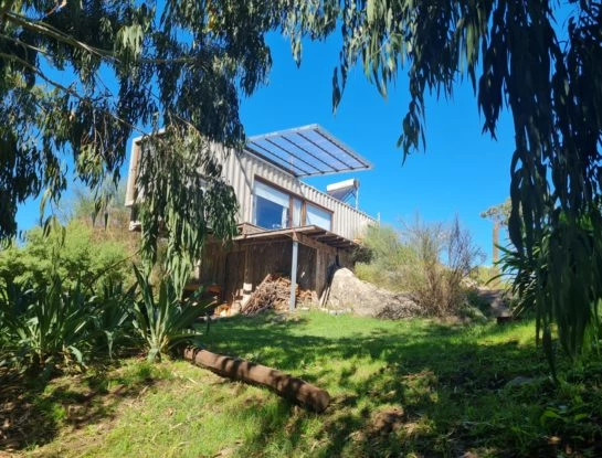 Lujo sustentable: una casa container en las sierras de Tandil con pileta flotante y estilo boho chic