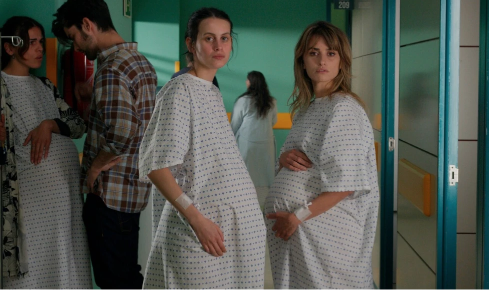 Madres paralelas pelicula de Netflix