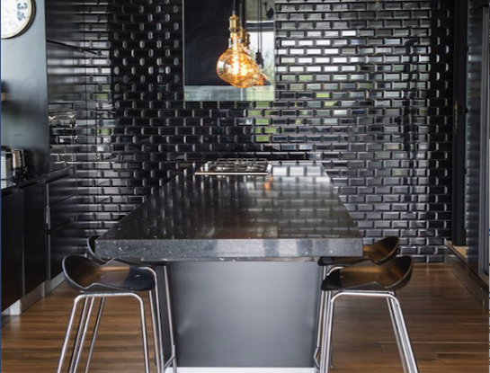 Cocina de tapa: negro brillante para la protagonista de la última edición de Para Ti DECO