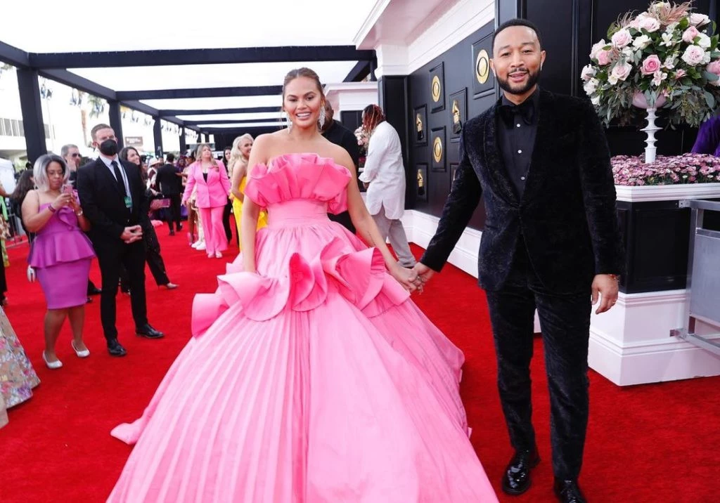 Chrissy Tiegen en los Grammy 2022