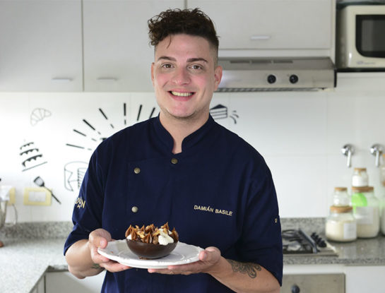 #LaRecetaFamosa: Damián Basile, ganador de "Bake off", prepara un huevo de Pascua relleno