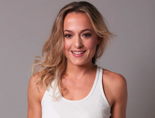 Así fue el romántico vestido de novia de Sabrina Carballo: corto, bordado y con escote corazón