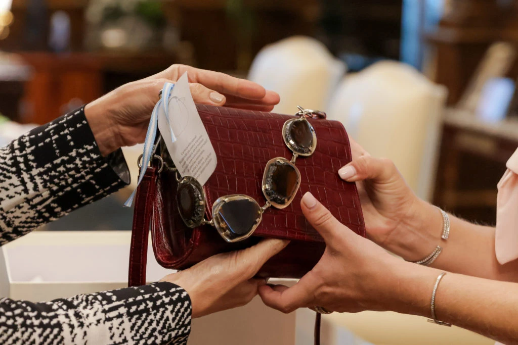 Fabiola Yáñez le regaló una de sus carteras a Raquel Arbaje