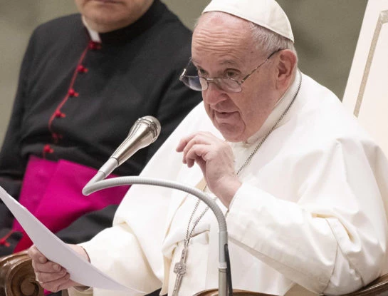 El papa Francisco se dirigió a las suegras, les hizo una fuerte advertencia y remarcó "uno de sus pecados más feos"