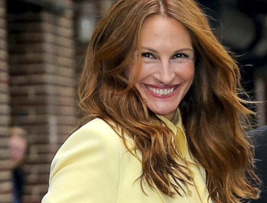 Julia Roberts impactó con su look y vuelve a poner de moda un accesorio del fondo de placard