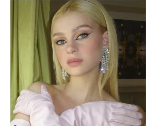 Quién es Nicola Peltz, la actriz que se casó con Broklyn Beckham: tiene 27 años, es influencer y la hija de uno de los hombres más ricos de los Estados Unidos