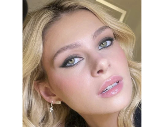 El guiño a los noventa en el look de Nicola Peltz para el día de su boda