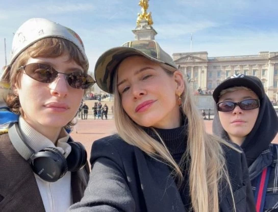 Sin Marcelo Tinelli, Guillermina Valdés viajó a Londres con sus hijas Helena y Paloma por un especial motivo