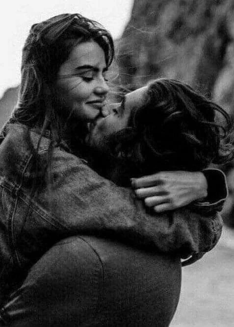 Día Internacional del beso pareja besándose