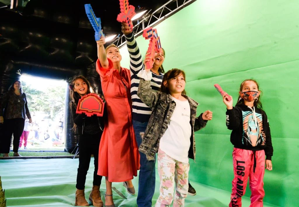 Fabiola Yañez con chicos de la ONG "Somos familia"