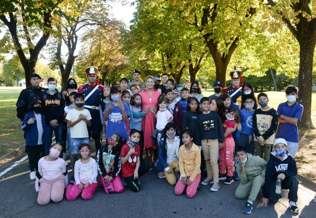 Fabiola Yañez con chicos de la ONG "Somos familia"