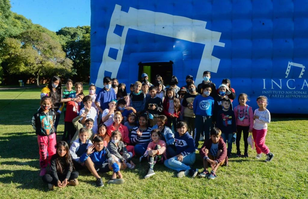 Fabiola Yañez con chicos de ONG "Somos familia"