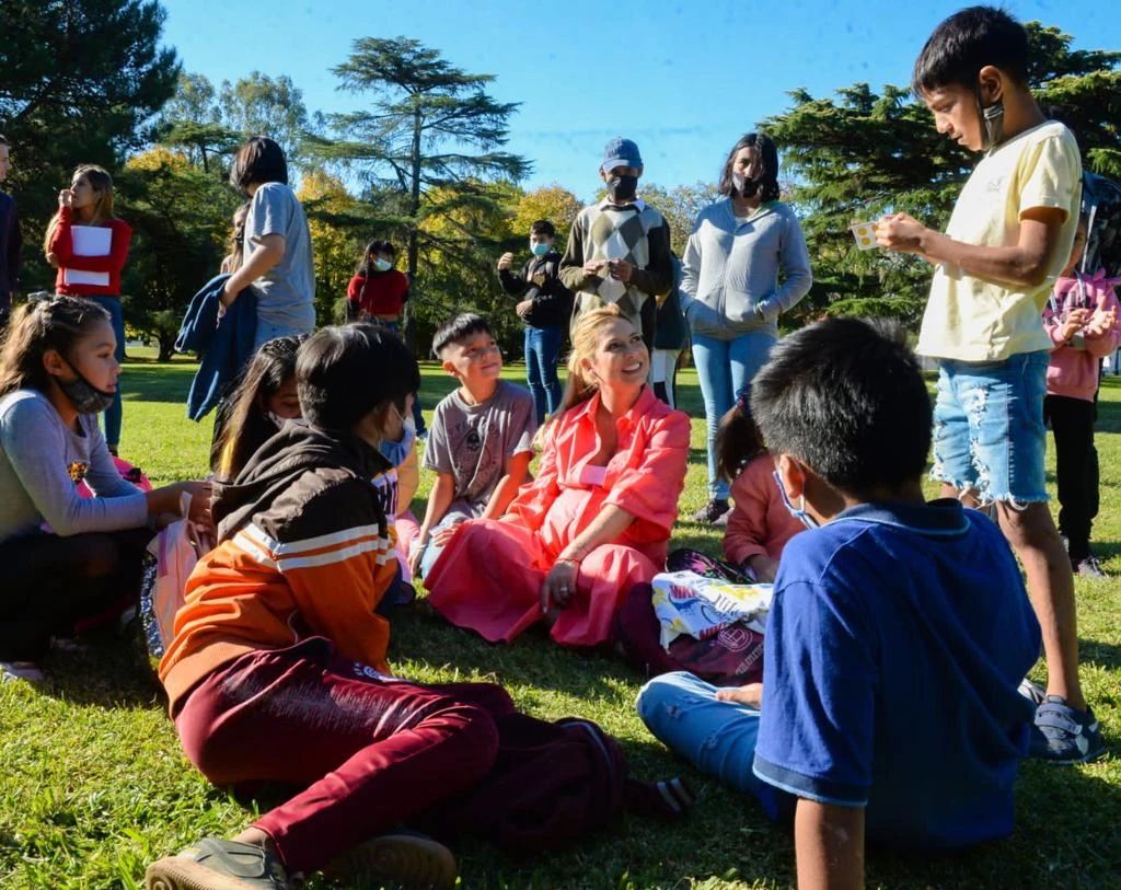 FAbiola Yañez con chicos de ONG "Somos Familia"