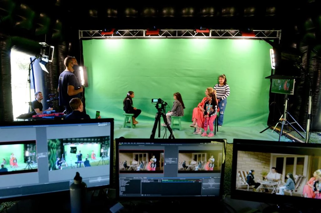 Fabiola Yañez con chicos de la ONG "Somos familia"