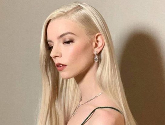 El increíble vestido estilo Frozen de Anya Taylor-Joy