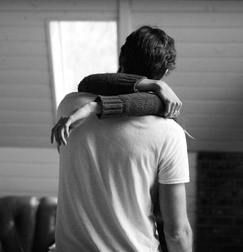 Día Internacional del beso pareja besándose