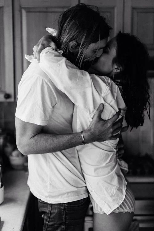 Día Internacional del beso pareja besándose