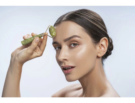 Gua sha y rodillo de jade: qué son y para qué sirven las herramientas beauty que son furor