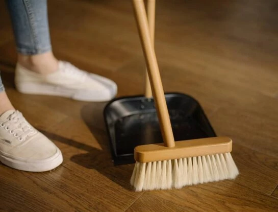 El truco viral para barrer y eliminar por completo el polvo del piso
