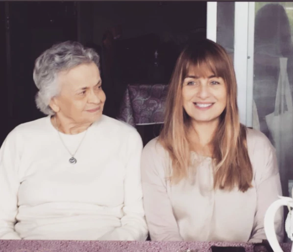 GABRIELA ARIAS URIBURU Y SU MADRE