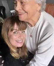 GABRIELA ARIAS URIBURU Y SU MADRE