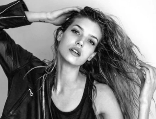 Qué es de la vida de Chloé Bello, la modelo que fue la última pareja de Gustavo Cerati: tiene 33 años, vive una vida "nómade" y trabaja como actriz
