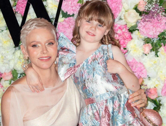 Salida de chicas: Charlène vuelve a brillar junto a su hija Gabrielle con looks de noche súper glamorosos