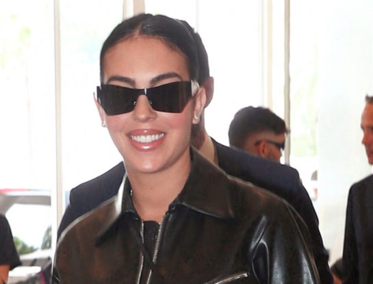 A un mes de ser mamá, Georgina Rodríguez arribó a Cannes con una prenda súper canchera y de tendencia