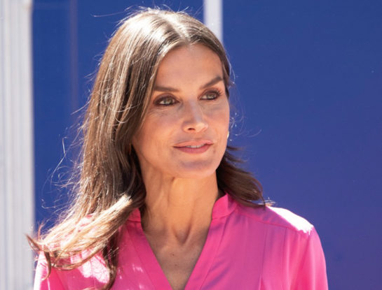 Letizia Ortiz lleva la prenda comodín más femenina del guardarropas (en el color estrella del verano 2023)