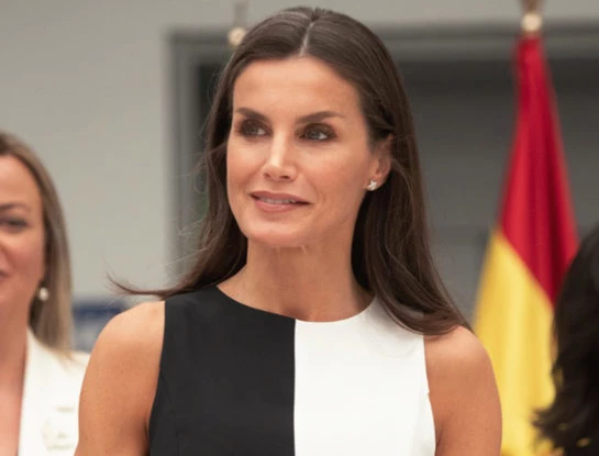 Letizia marca tendencia con su look arlequín y coincide con el mismo vestido que otra invitada