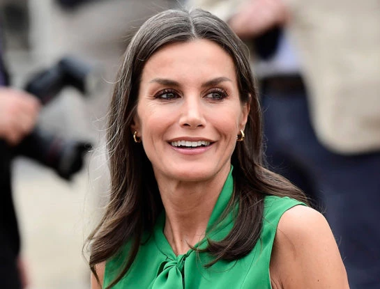 Letizia Ortiz resume en un solo look las próximas tendencias del verano 2023