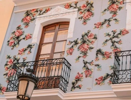 Qué es la arquicostura: la técnica de arte urbano que invade las calles más famosas del mundo y es furor