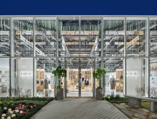 Dior celebra la cultura coreana con una tienda gigante en Seúl: está rodeada de jardines y repleta de detalles deco