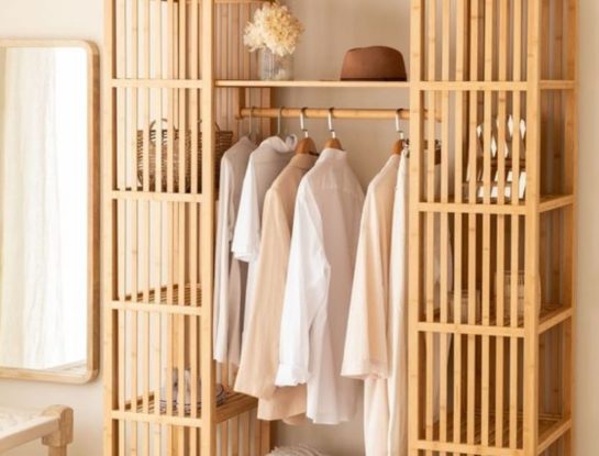 Así es el truco viral de la percha y la tapita de lata para ganar espacio en el armario