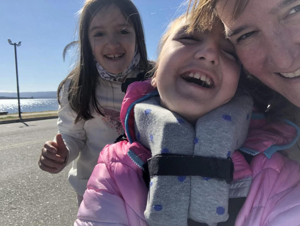 Daniela Briñon y su hija con parálisis cerebral