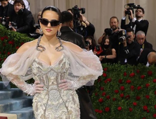 Met Gala 2022: Rosalía impacta con un vestido de época con guiños de estética urbana