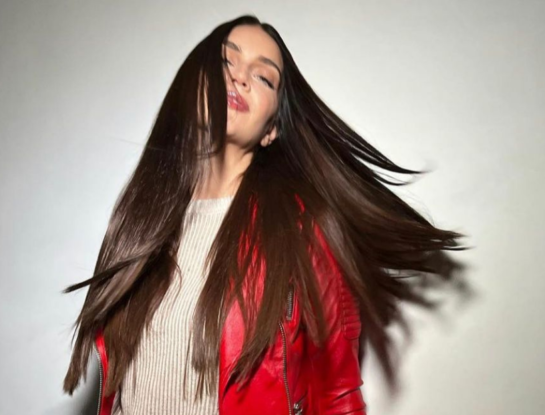 Zaira Nara se animó a un total look red de cuero, una de las tendencias que siempre se impone en invierno