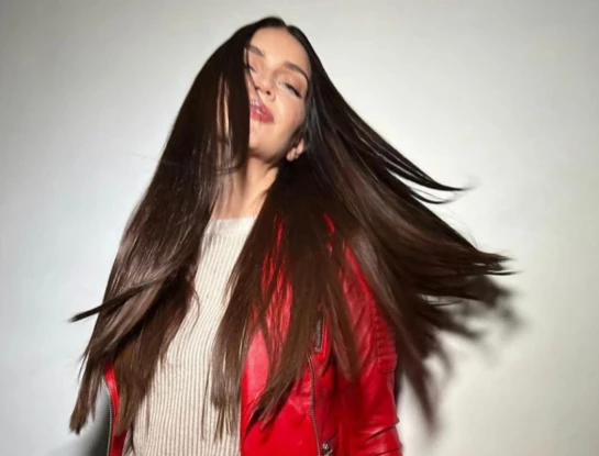 Zaira Nara se animó a un total look red de cuero, una de las tendencias que siempre se impone en invierno