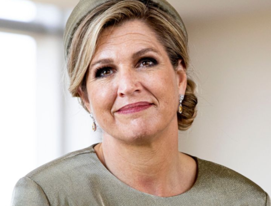 El look romántico de Máxima Zorreguieta: tocado de flores y blusa de poeta