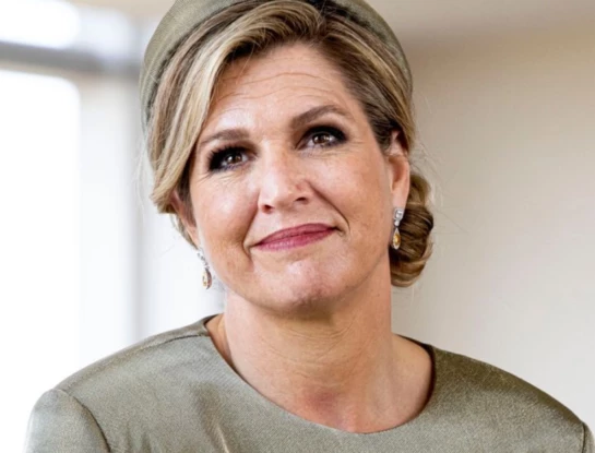 El look romántico de Máxima Zorreguieta: tocado de flores y blusa de poeta